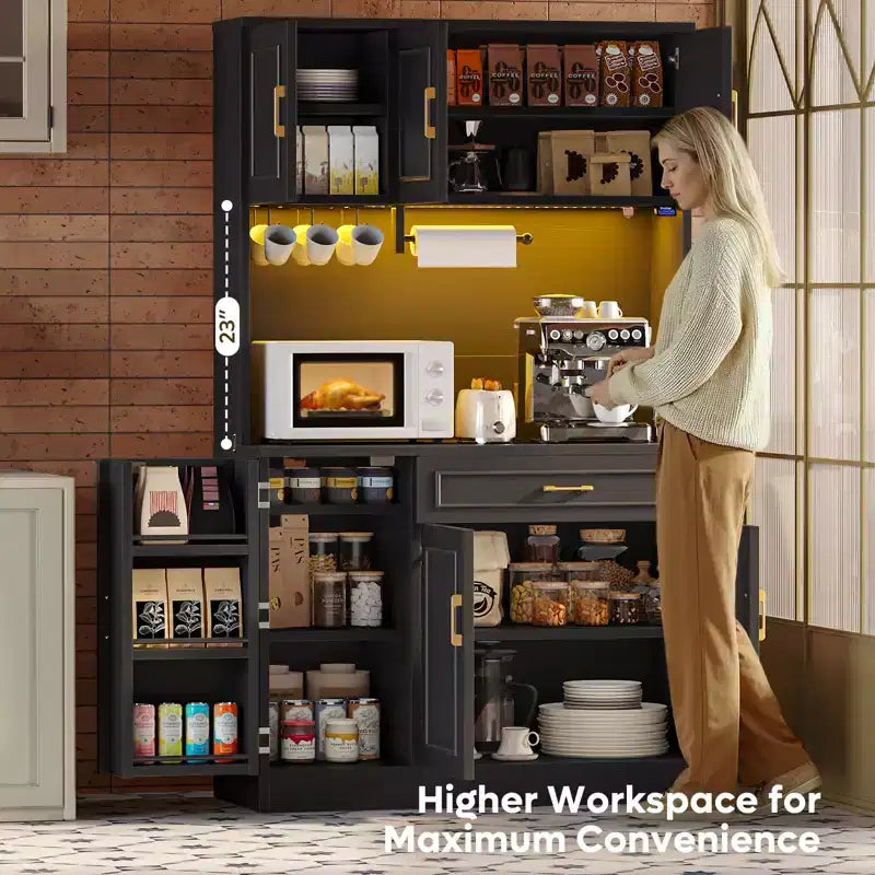 Buffet de cuisine de 71 po en bois manufacturé blanc style rustique avec étagères réglables, éclairage intégré et prise de courant