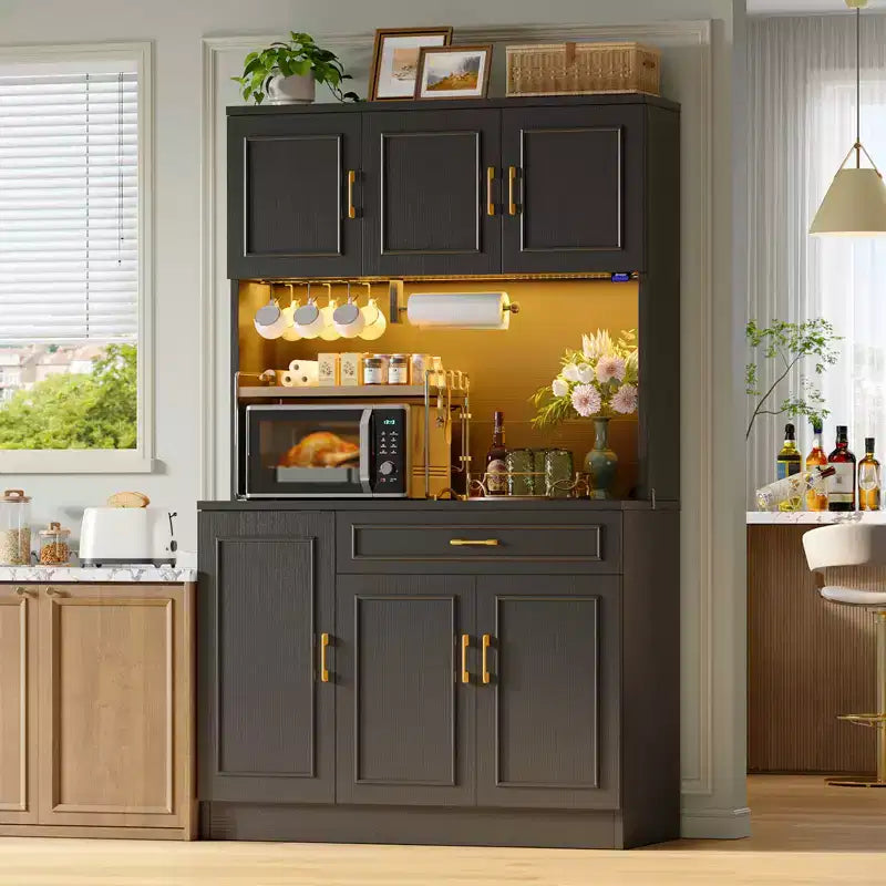 Buffet de cuisine de 71 po en bois manufacturé blanc style rustique avec étagères réglables, éclairage intégré et prise de courant