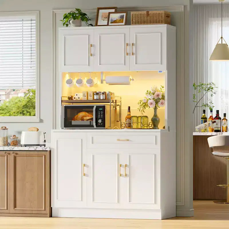 Buffet de cuisine de 71 po en bois manufacturé blanc style rustique avec étagères réglables, éclairage intégré et prise de courant